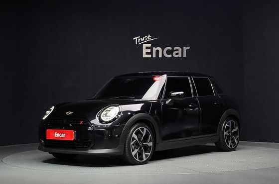 Mini Cooper 5 Door Favoured — пробег 3 553 км — фото 1 из 5