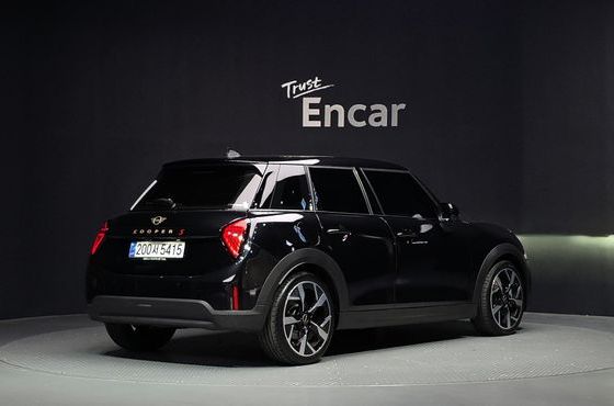 Mini Cooper 5 Door Favoured — пробег 3 553 км — фото 2 из 5