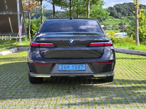 BMW i7 xDrive 60 Design Pure Excellence — пробег 63 835 км — фото 3 из 5