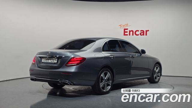 Mercedes-Benz E-Class E220d Avantgarde — пробег 105 677 км — фото 2 из 5