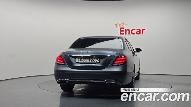 Mercedes-Benz E-Class E220d Avantgarde — пробег 105 677 км — фото 4 из 5