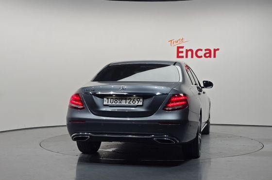 Mercedes-Benz E-Class E220d Avantgarde — пробег 105 677 км — фото 4 из 5