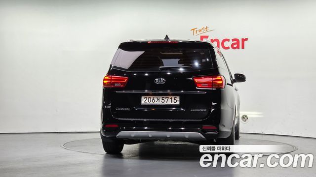 Kia Carnival 7-Seater Limousine VIP — пробег 157 592 км — фото 4 из 5
