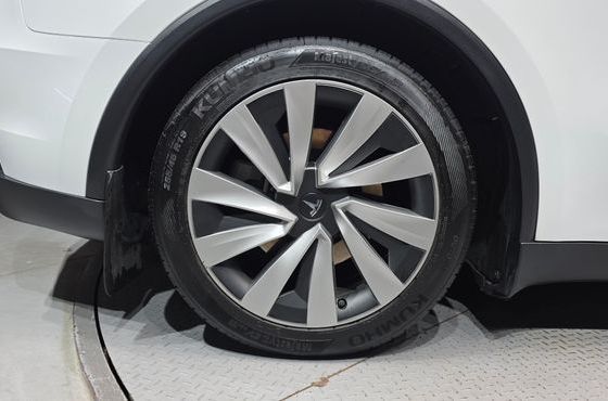 Tesla Model Y RWD — пробег 23 413 км — фото 5 из 5