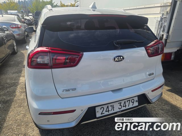 Kia Niro Prestige — пробег 74 391 км — фото 2 из 5
