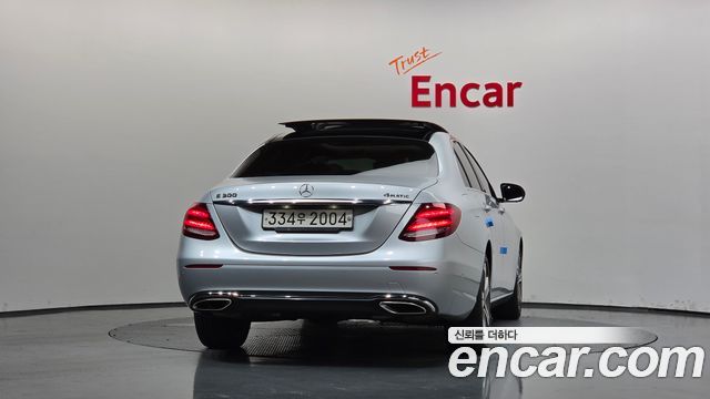 Mercedes-Benz E-Class E300 4MATIC Avnatgarde — пробег 72 613 км — фото 4 из 5