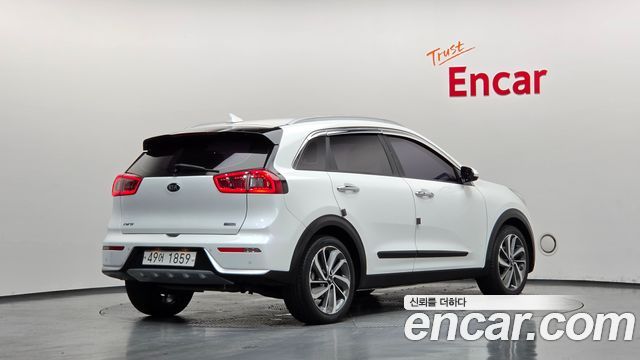 Kia Niro Prestige — пробег 73 230 км — фото 2 из 5