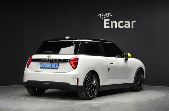 Mini Cooper SE Favoured — пробег 20 867 км — фото 2 из 5
