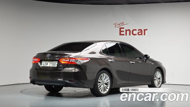 Toyota Camry 2.5 XLE Hybrid — пробег 132 999 км — фото 2 из 5