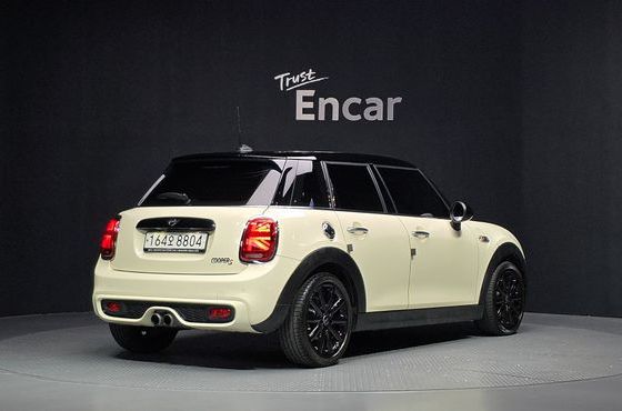 Mini Cooper 5Door Standard 3rd — пробег 31 271 км — фото 2 из 5