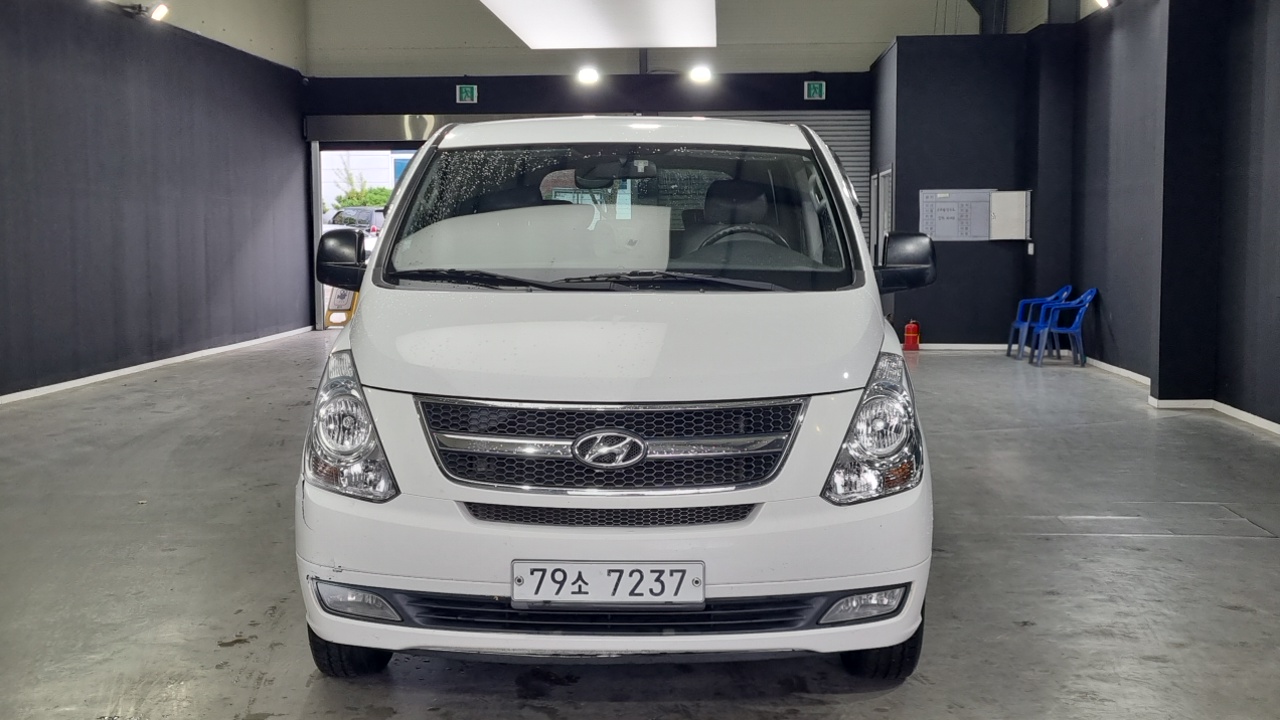 Hyundai Starex 12-Seater Wagon CVX Luxury — пробег 255 616 км — фото 3 из 5