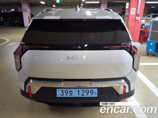 Kia EV3 Long Range 2WD Earth — пробег 6 км — фото 4 из 5