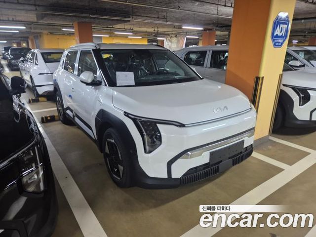 Kia EV3 Long Range 2WD Earth — пробег 5 км — фото 2 из 5