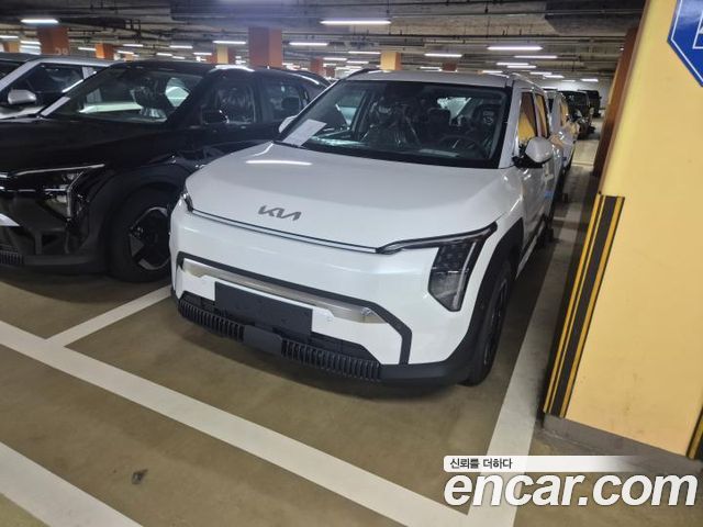 Kia EV3 Long Range 2WD Earth — пробег 5 км — фото 3 из 5
