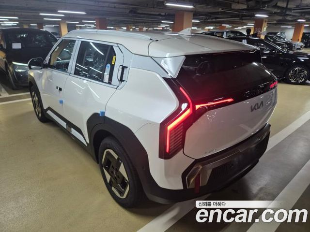 Kia EV3 Long Range 2WD Earth — пробег 5 км — фото 5 из 5
