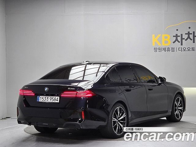 BMW 5-Series 530i xDrive M Sport — пробег 4 722 км — фото 2 из 5