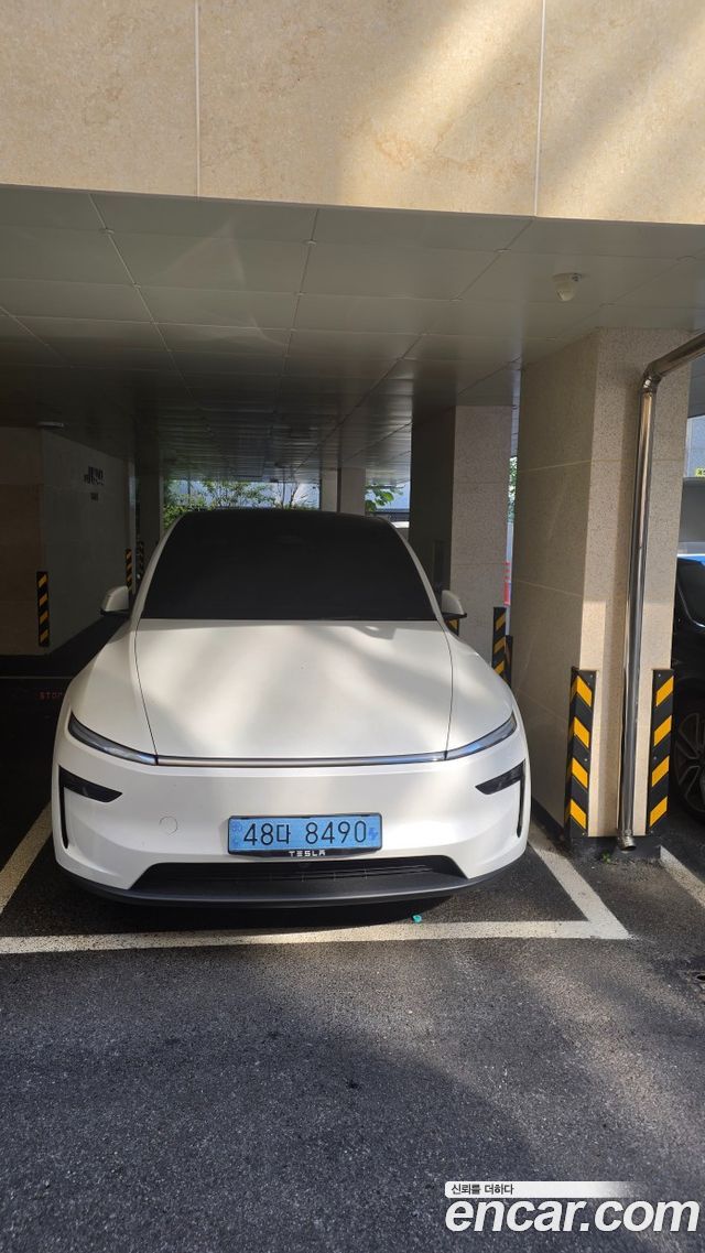Tesla Model Y Premium RWD — пробег 8 100 км — фото 1 из 5