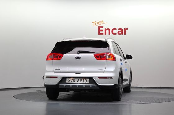 Kia Niro Prestige — пробег 131 253 км — фото 4 из 5
