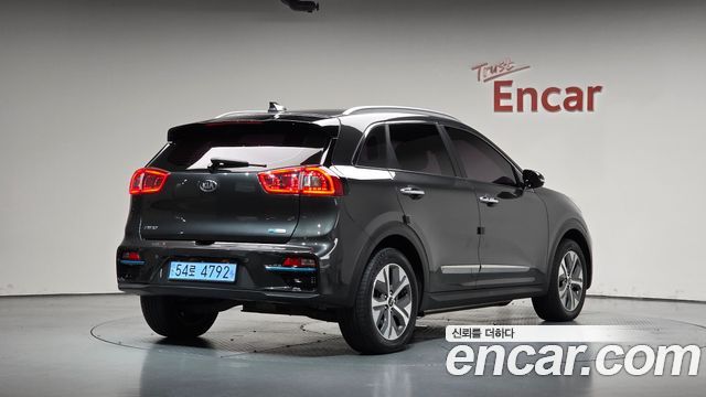 Kia Niro Prestige — пробег 35 460 км — фото 2 из 5