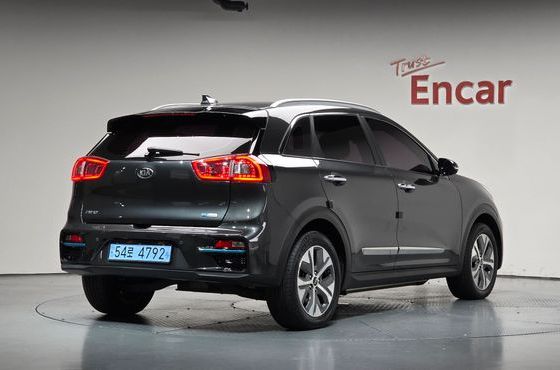 Kia Niro Prestige — пробег 35 460 км — фото 2 из 5