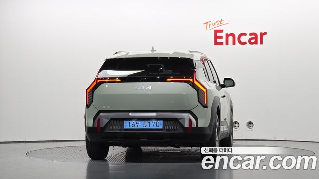 Kia EV3 Standard 2WD Air — пробег 7 788 км — фото 4 из 5