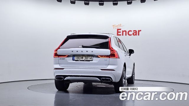 Volvo XC60 T8 R-Design — пробег 40 048 км — фото 4 из 5