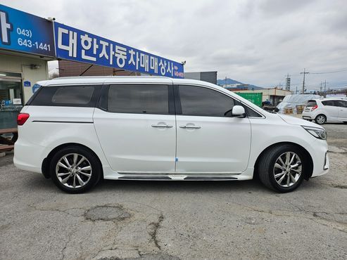 Kia Carnival 7-Seater Limousine VIP — пробег 132 000 км — фото 3 из 5
