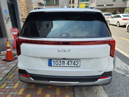 Kia Carnival HEV 9seater Signature — пробег 4 800 км — фото 4 из 5