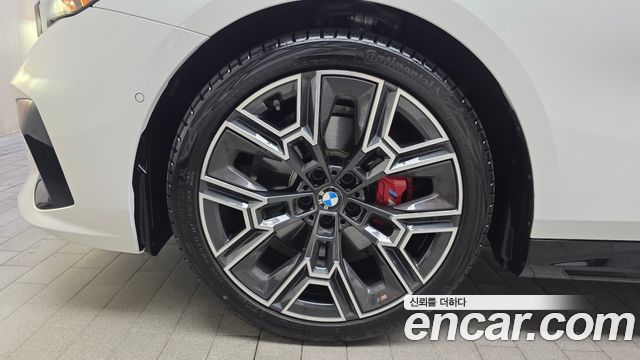 BMW 5-Series 530i xDrive M Sport Pro Special Edition — пробег 5 336 км — фото 5 из 5
