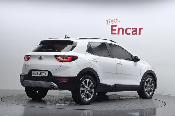 Kia Stonic 1.4 Prestige — пробег 8 765 км — фото 2 из 5
