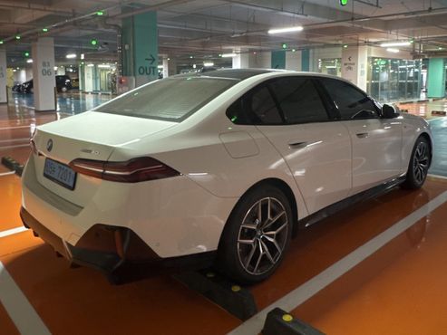 BMW i5 eDrive 40 M Sport — пробег 51 000 км — фото 4 из 5
