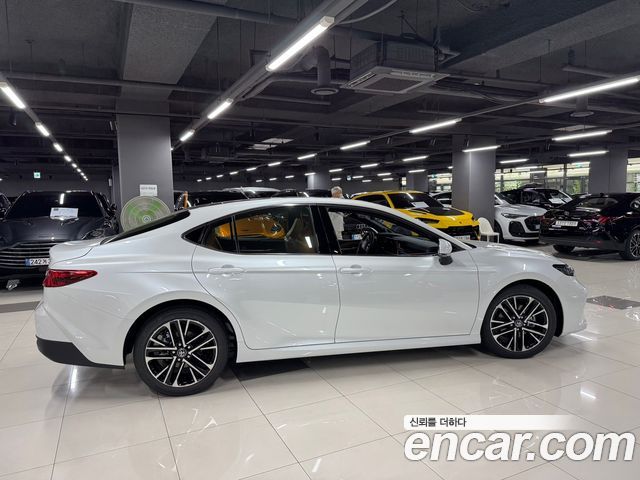 Toyota Camry 2.5 XLE Premium Hybrid — пробег 4 км — фото 2 из 5