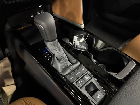 Toyota Camry 2.5 XLE Premium Hybrid — пробег 4 км — фото 5 из 5