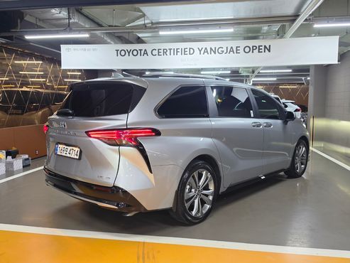 Toyota Sienna 2.5 Hybrid 2WD — пробег 5 656 км — фото 2 из 5
