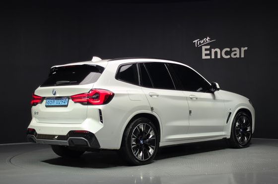 BMW iX3 M Sports — пробег 106 990 км — фото 2 из 5