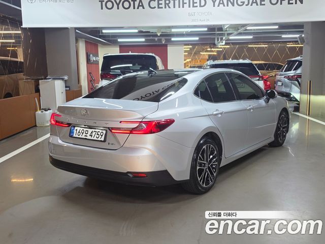 Toyota Camry 2.5 XLE Premium Hybrid — пробег 3 794 км — фото 2 из 5