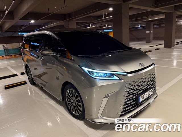 Lexus LM 500h Executive — пробег 7 300 км — фото 1 из 5