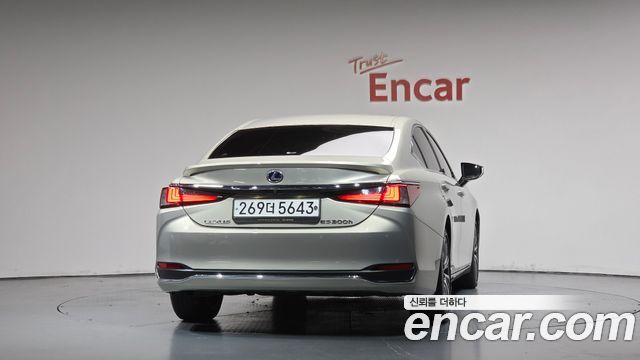 Lexus ES Luxury — пробег 40 656 км — фото 4 из 5
