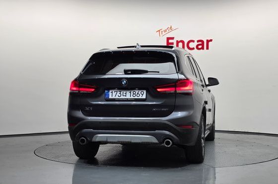BMW X1 xDrive 20i xLine — пробег 68 374 км — фото 4 из 5