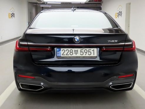 BMW 7-Series 740i M Sport — пробег 142 978 км — фото 4 из 5