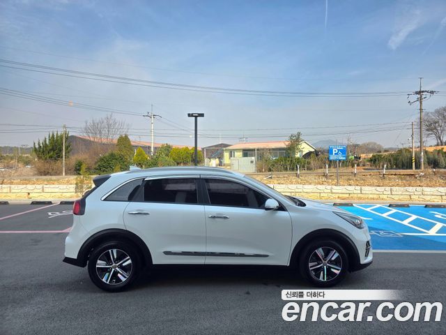 Kia Niro 1.6 HEV Prestige — пробег 110 780 км — фото 4 из 5