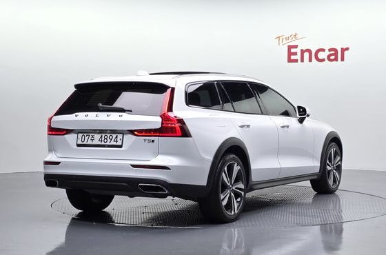 Volvo V60 T5 Pro AWD — пробег 74 341 км — фото 2 из 5