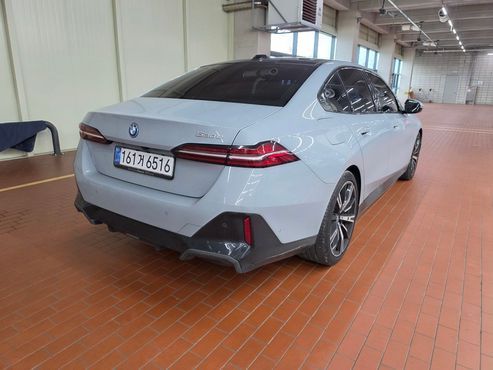 BMW 5-Series 530e M Sport — пробег 4 200 км — фото 2 из 5