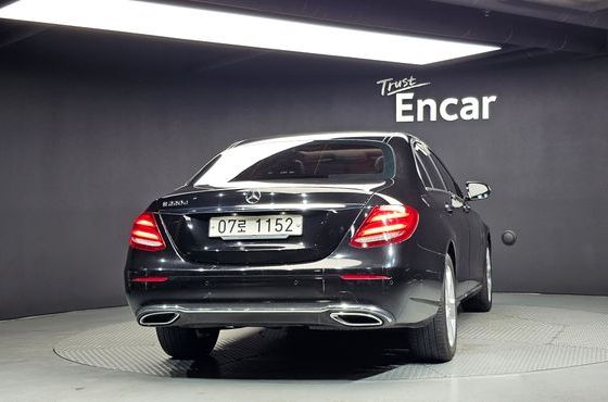 Mercedes-Benz E-Class E220d Avantgarde — пробег 151 013 км — фото 4 из 5