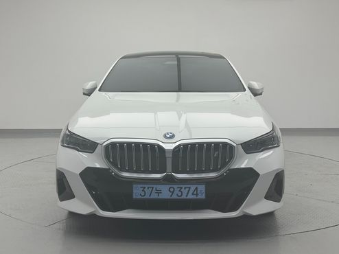 BMW i5 xDrive 40 M Sport — пробег 4 887 км — фото 3 из 5