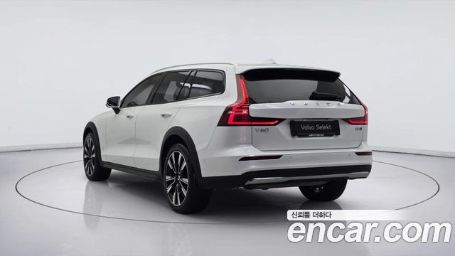 Volvo V60 B5 Ultra AWD — пробег 874 км — фото 3 из 5