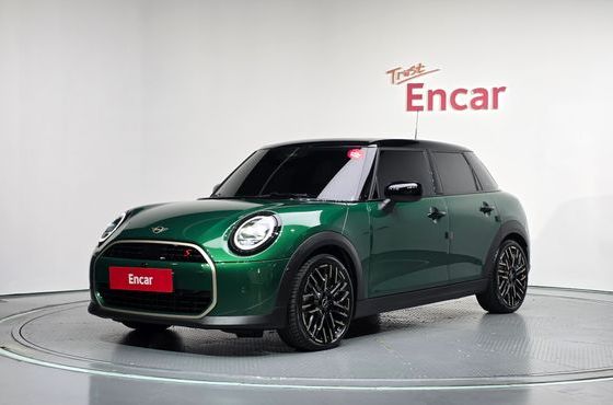 Mini Cooper 5 Door Favoured — пробег 7 323 км — фото 1 из 5
