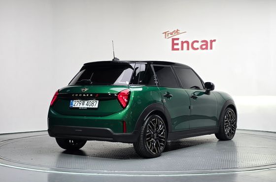 Mini Cooper 5 Door Favoured — пробег 7 323 км — фото 2 из 5