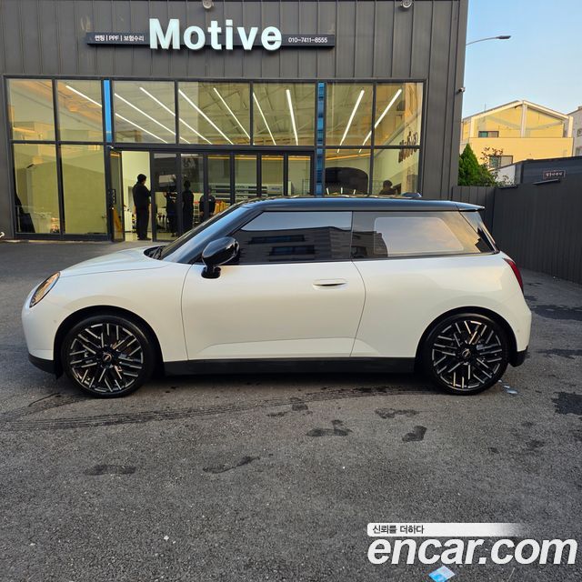 Mini Cooper SE Favoured — пробег 10 300 км — фото 1 из 5