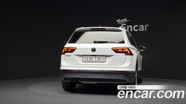 Volkswagen Tiguan 2.0 TDI Premium — пробег 129 306 км — фото 4 из 5